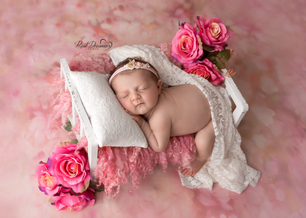 servizio fotografico newborn - neonata - fiori - lettino